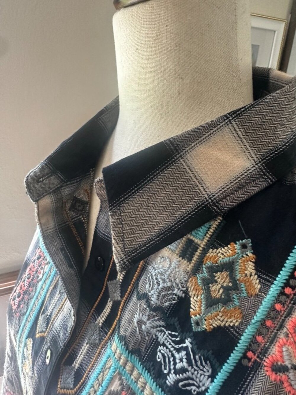 Paparazzi Button Down Blouse, Velvet Back with Embroidery, Like New, Women's L - Picture 7 of 15